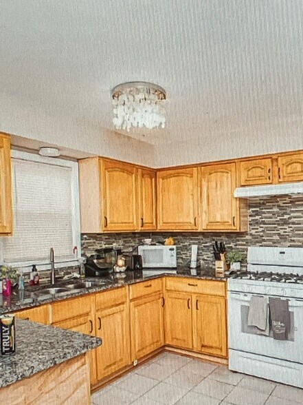 Building Photo - 8252 W 95th St