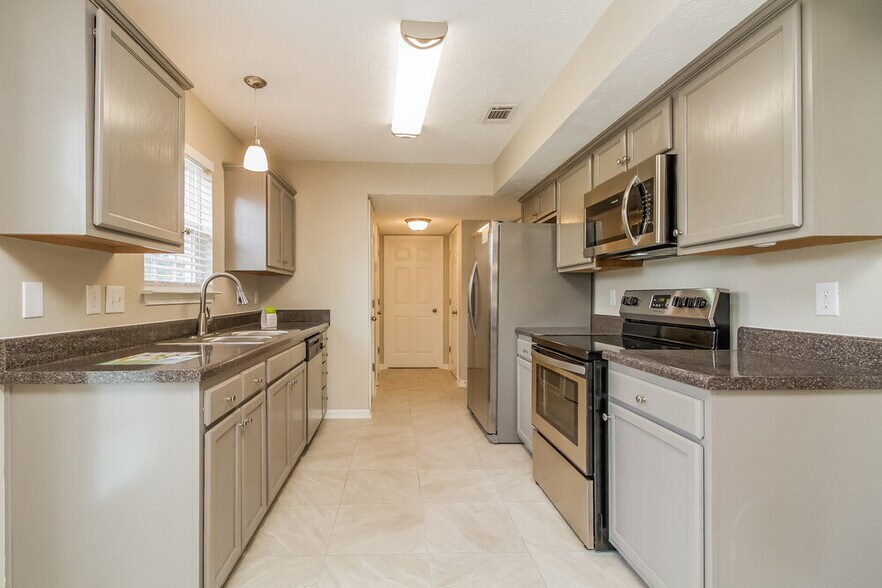 Building Photo - 2211 New Port Dr