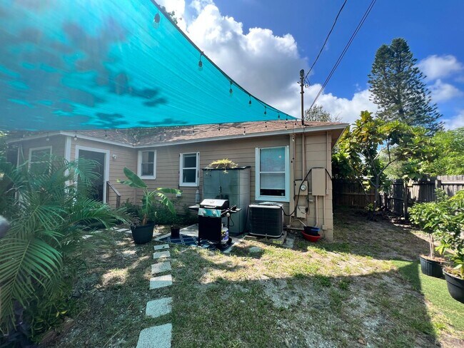 Building Photo - Gulfport charm 3/1 1 car garage