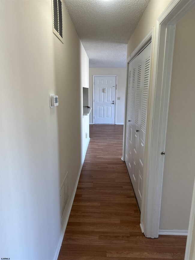 Building Photo - 203 Colonial Ct