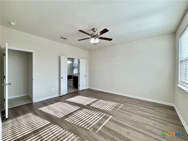 Building Photo - 320 La Escalera Dr