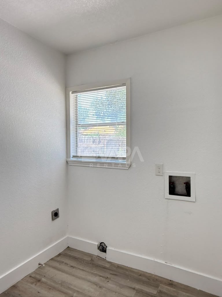 Building Photo - 2706 Lake Briar