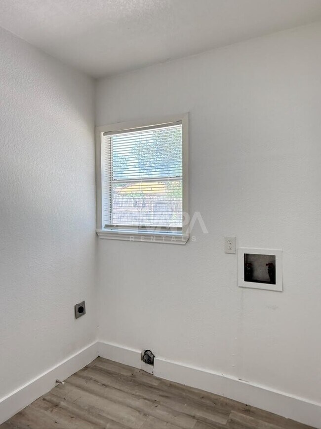 Building Photo - 2706 Lake Briar