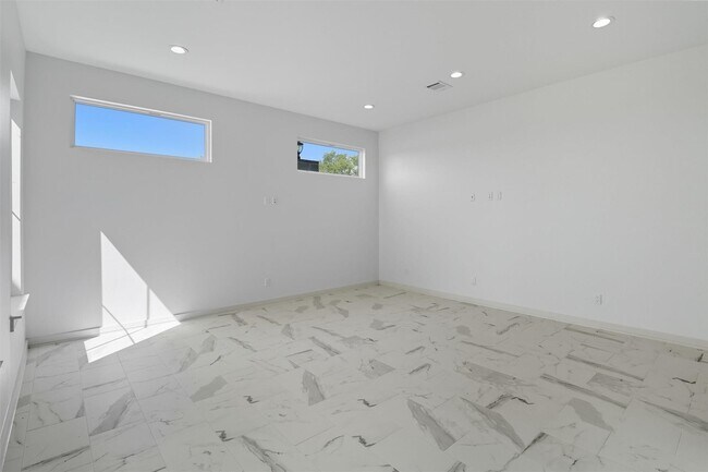Building Photo - 2929 El Fenice Ln