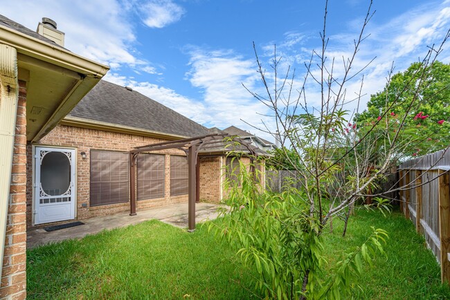 Building Photo - 1813 Oakwood Dr E