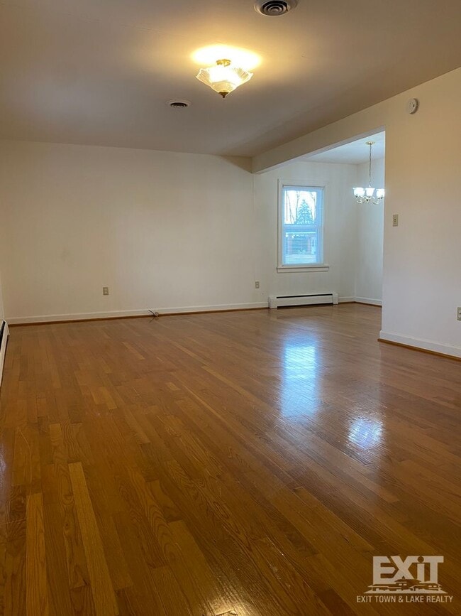 Building Photo - Well Maintained brick ranch home