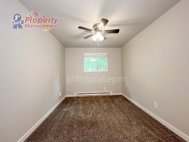 Building Photo - 1030 E Floral Ln