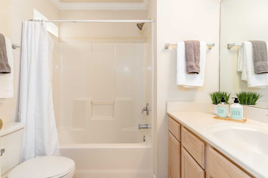 Building Photo - 2 E Lantana St