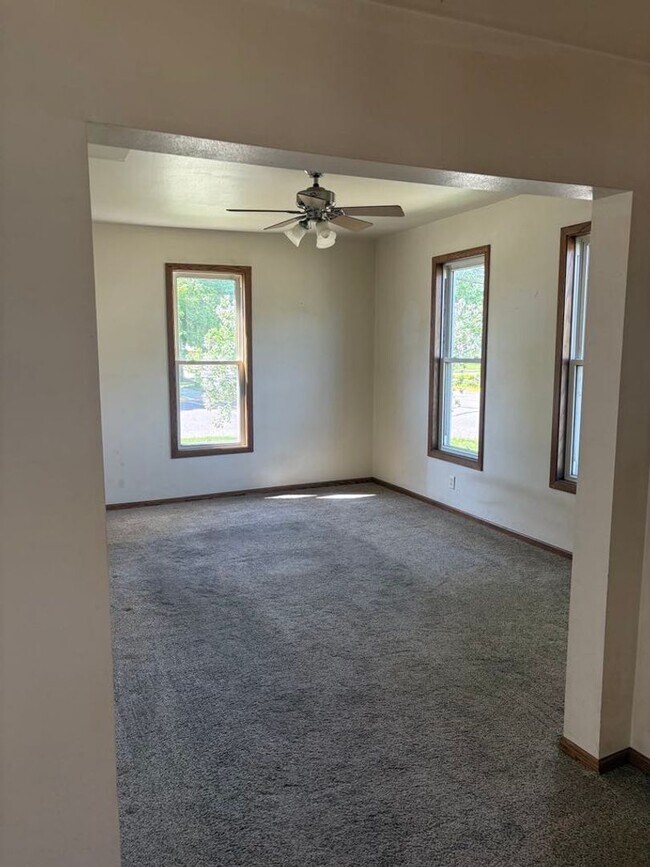 Building Photo - SPACIOUS 4 BEDROOM HOME READY FOR YOU