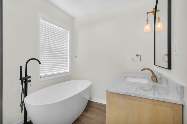 Building Photo - 705 E Hightree Ln