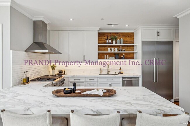 Building Photo - Luxury Townhome on Exclusive De Silva Island!