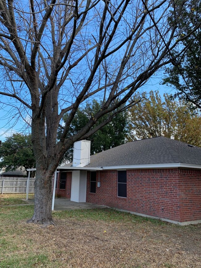 Building Photo - 3 bedroom, 2 bath home