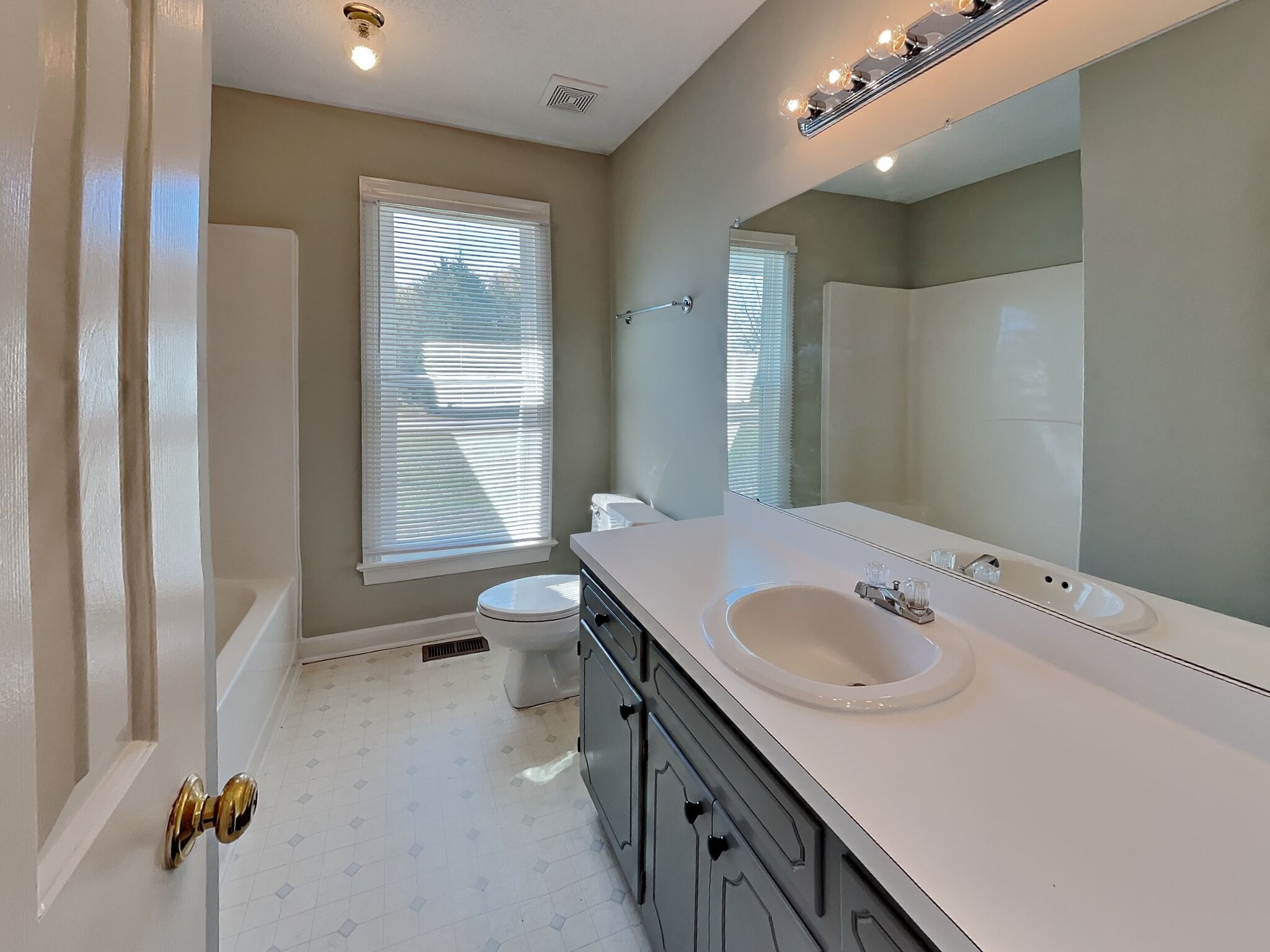 Building Photo - 3016 Lindsay Dr