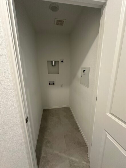 Building Photo - 450 Reverie Way