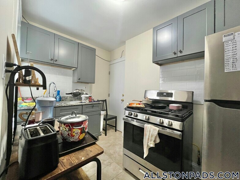 Building Photo - 248 Kelton St