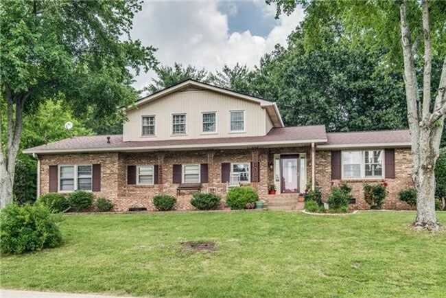Building Photo - AVAILABLE NOW; 2-Bed/2.5-Bath in Crieve Hall