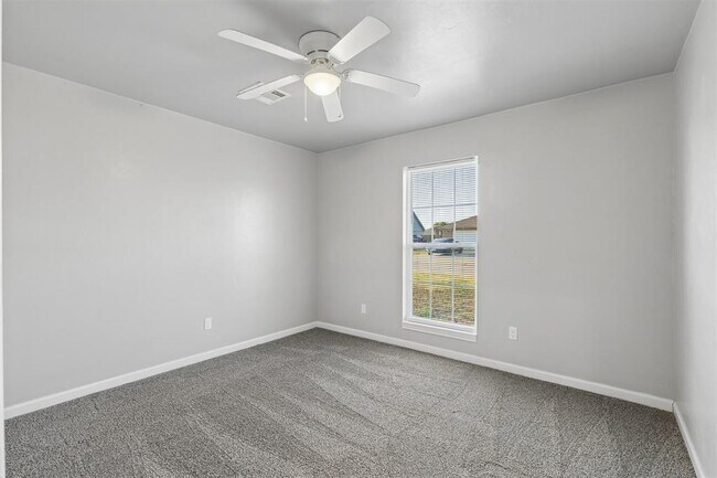Building Photo - 401 Debra Ct