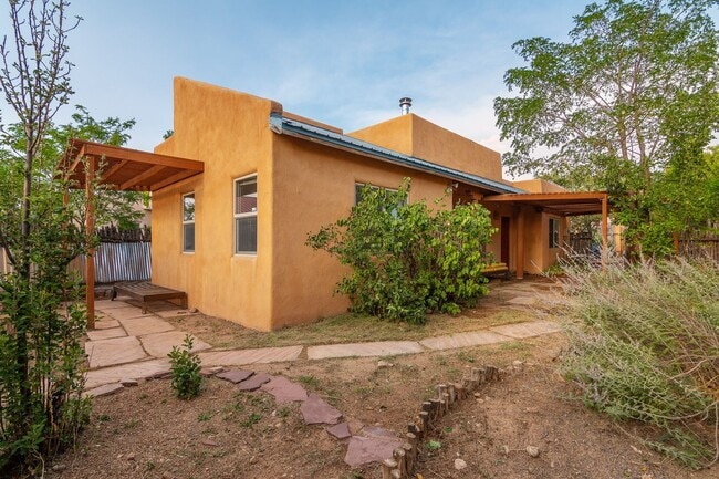 Building Photo - Cute Single Family Home Available now!