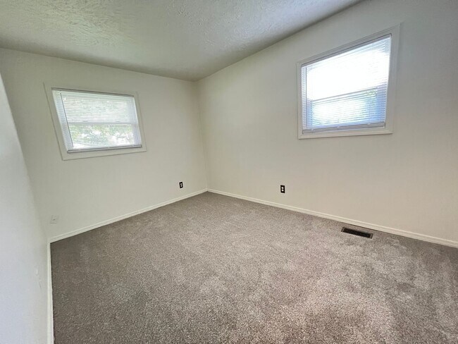 Building Photo - Spacious 3 Bedroom 1 Bathroom Home!