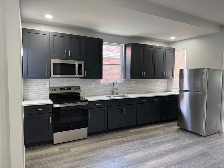 Eat-In Kitchen - 826 Sycamore St