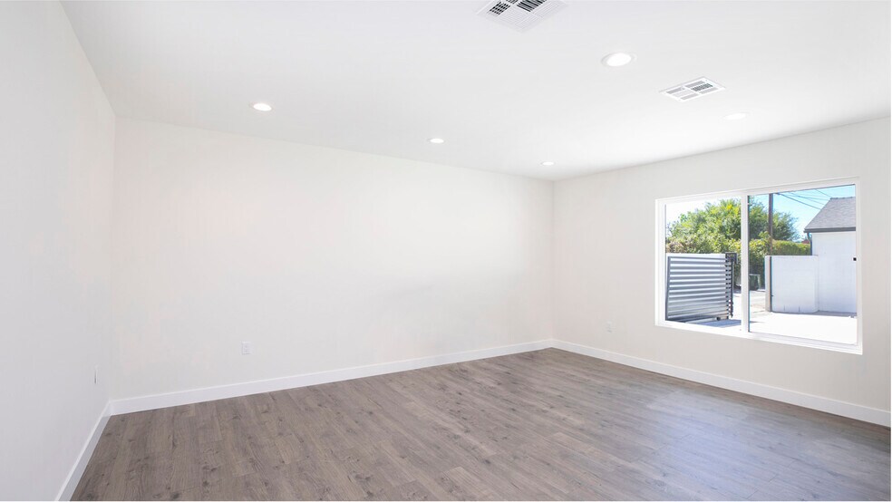 Building Photo - 10422 Woodley Ave