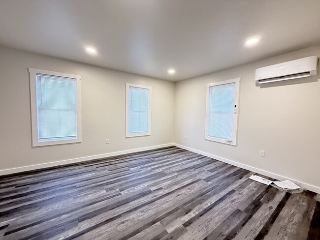 Building Photo - 629 Main St