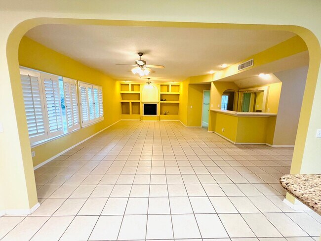 Building Photo - Stunning 4 bedroom, 3 bath home in West El...