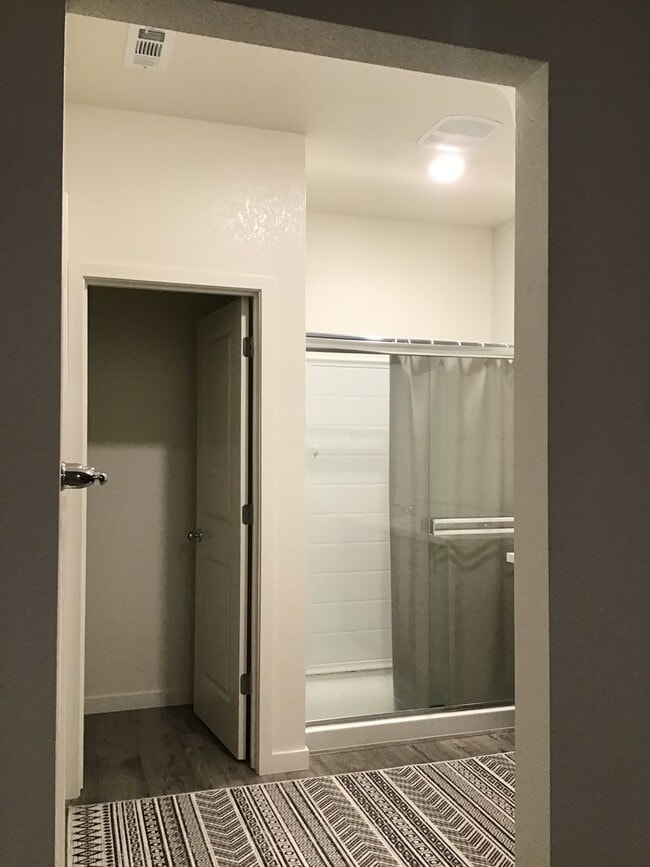 Building Photo - Beautiful home Near bus/transportation for...