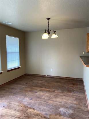Building Photo - 10910 Shady Oaks Dr