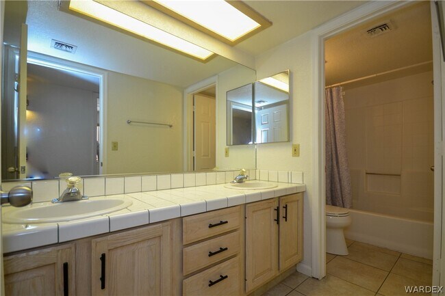 Building Photo - 2911 Country Club Dr