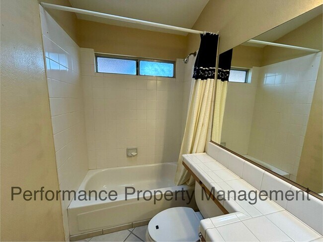 Building Photo - Cute 3 Bed/2 Bath SW Bakersfield Home w RB...