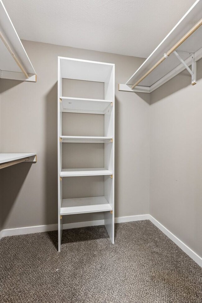 Building Photo - 4 Bedroom Townhome
