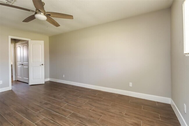 Building Photo - 2662 S Woodloch St