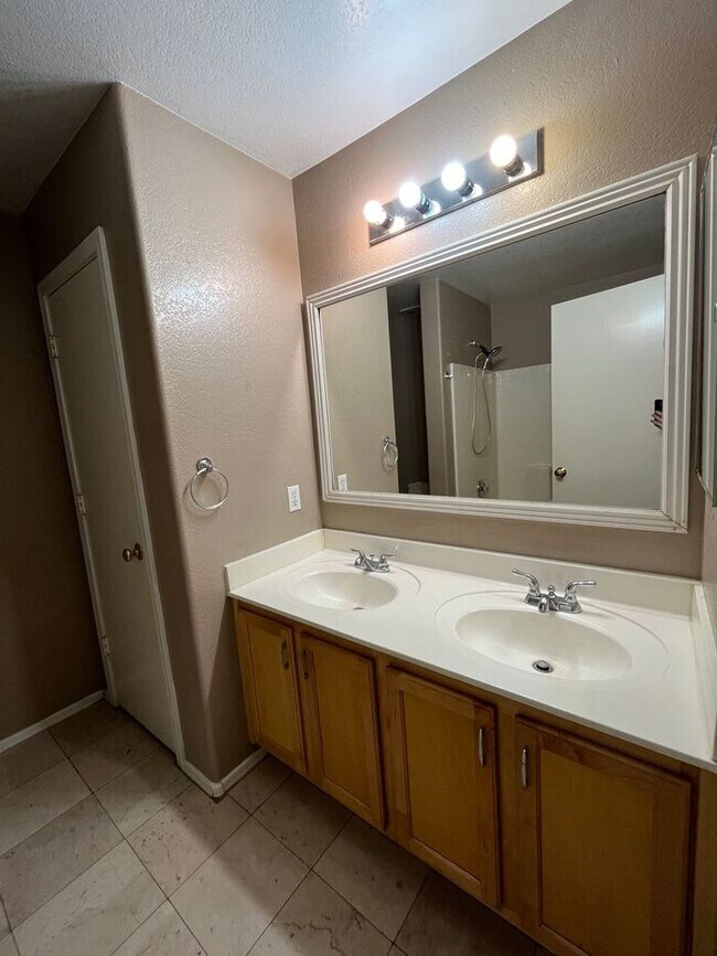 Building Photo - READY TO VIEW NOW! Spacious 3 Bed 2 Bath H...