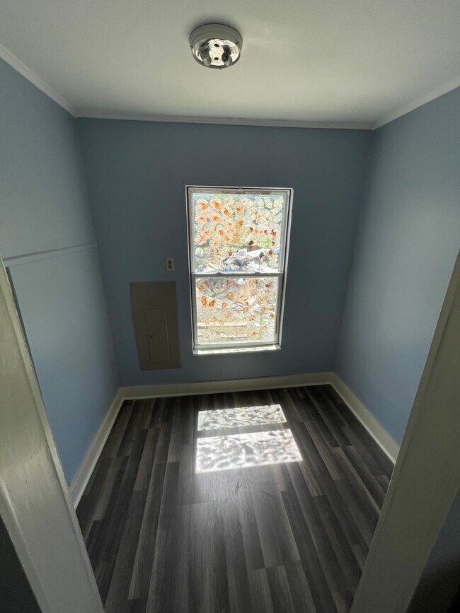 Building Photo - Huge Remodeled 3 Bed, 1 Bath Home