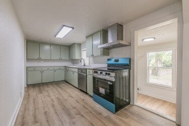 Building Photo - "Charming 2-Bedroom Retreat with Huge Yard...