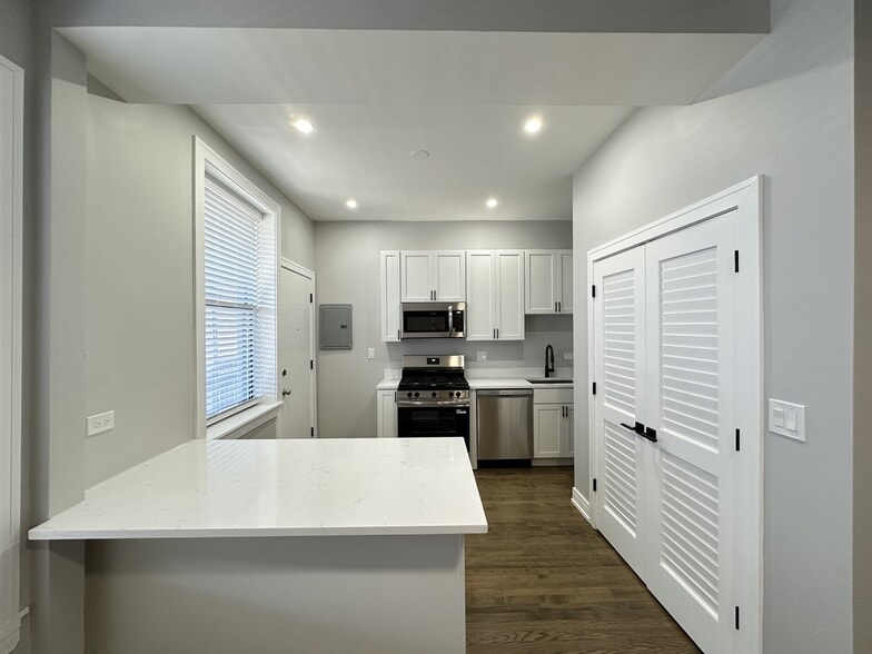 Building Photo - 3840 N Wilton Ave