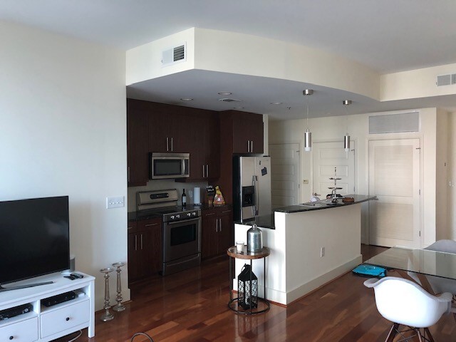 Condo Kitchen - 1080 Peachtree St NE