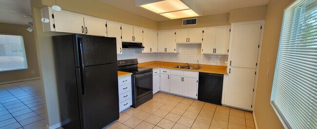 Building Photo - EXCELLENT HOME WITH MOUNTAIN VIEWS!