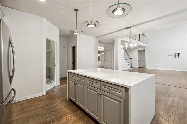 Building Photo - 2075 Willshire Glen
