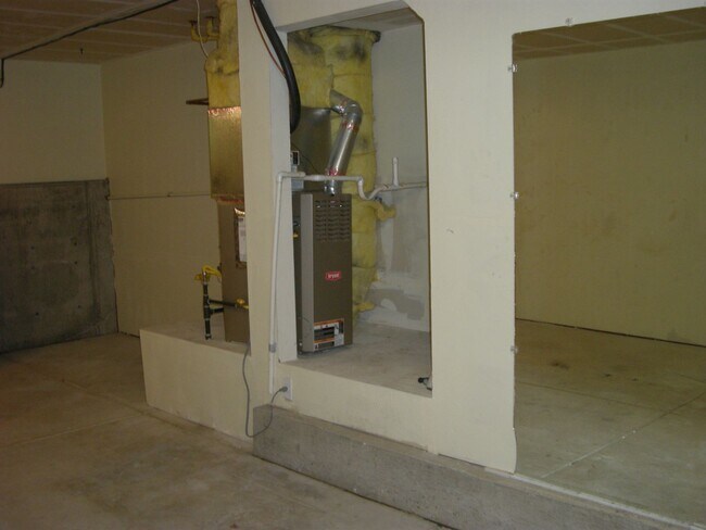 Building Photo - Two Bedroom, Two and a Half Bath Townhome ...