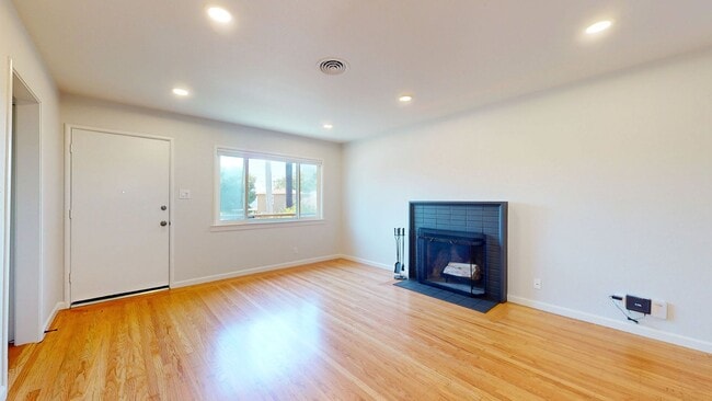 Building Photo - 3 Bedroom Home Available in East Richmond ...