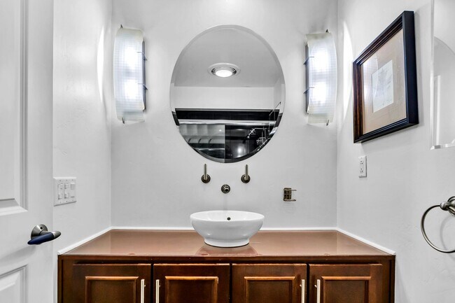 Building Photo - Gorgeous Studio in La Jolla Village! Avail...
