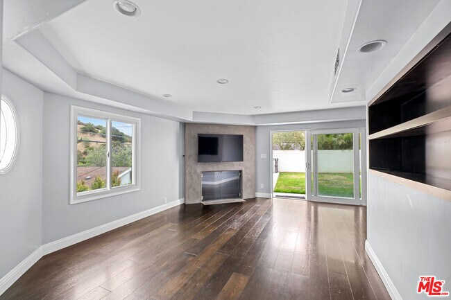Building Photo - 1759 N Beverly Dr