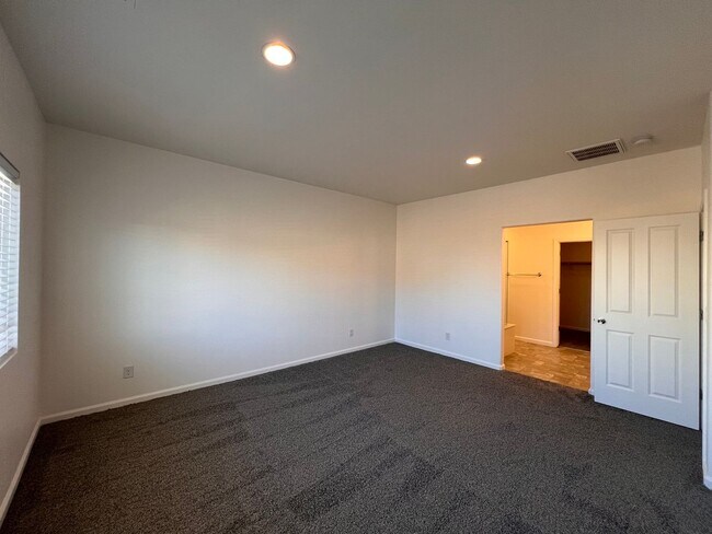 Building Photo - Luxurious 4 bedroom 3 bath family home in ...