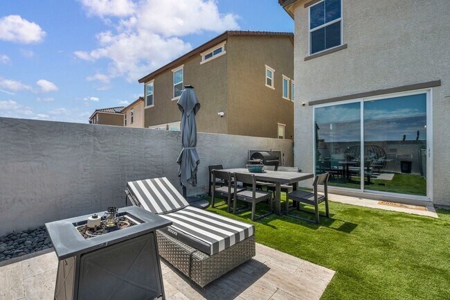 Building Photo - Spacious 5-Bedroom Home with Loft, Pool & Mountain Views
