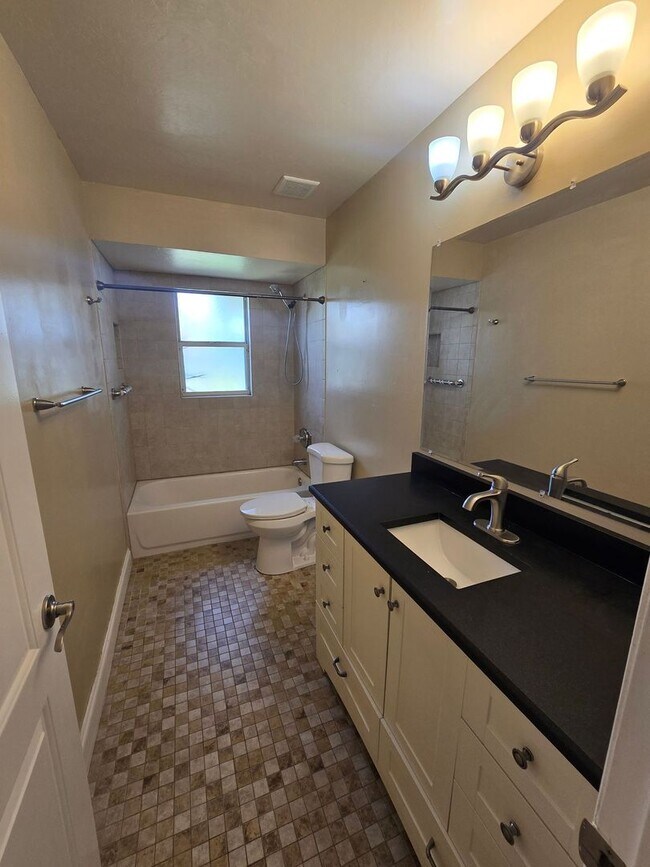 Building Photo - 3 Bedroom W/ Den + Office Space + 2 Car Garage and Fenced in Yard - Annual Rental