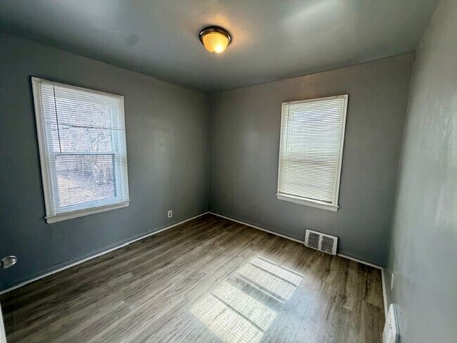 Building Photo - 3 Bedroom 1 Bath Welcome Section 8 Call 313-429-3244 Kpm Detroit