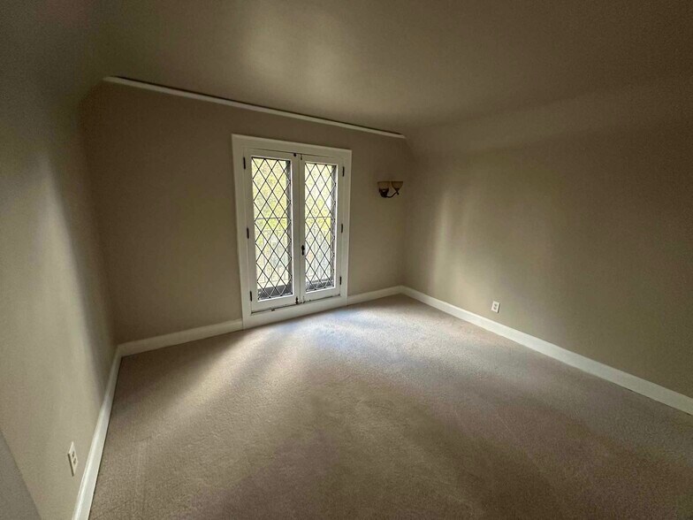 Building Photo - 15466 Artesian St