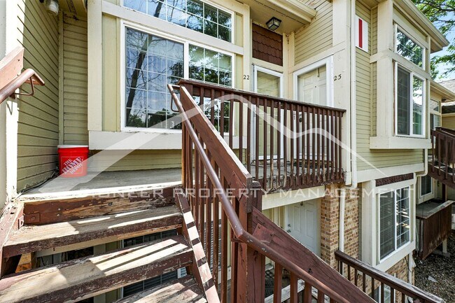 Building Photo - Spacious Condo with Washer/Dryer and Centr...